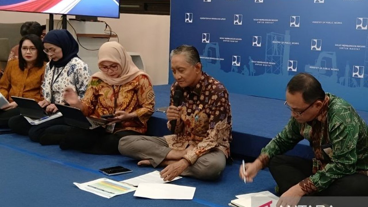 Menteri PU Dody Hanggodo menargetkan dua dari empat proyek jalan tol baru selesai pada 2026. Simak ruas mana saja yang diprioritaskan dan alasan di baliknya!