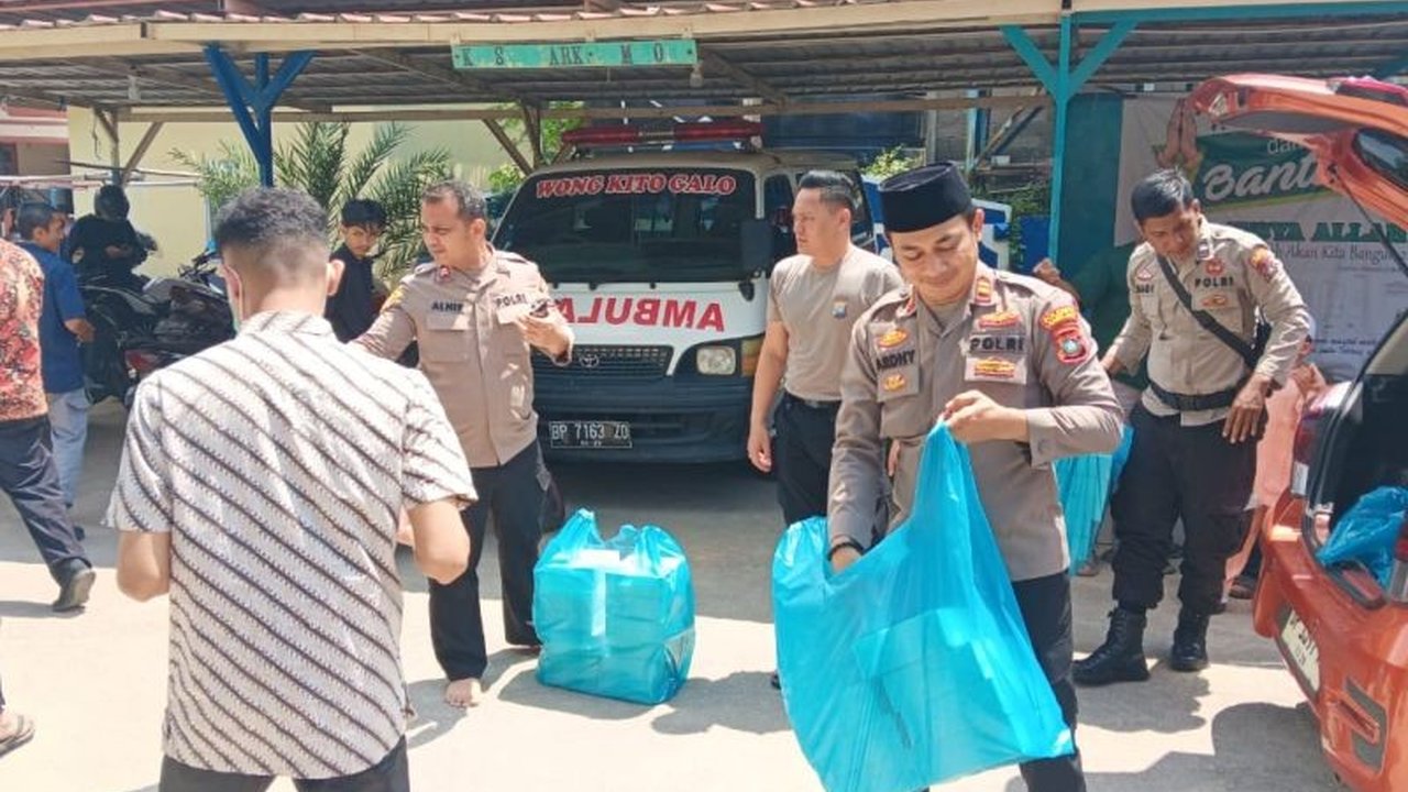 Jumat Berkah Polda Kepri kembali menyapa masyarakat Kepulauan Riau dengan berbagai bantuan. Mulai dari nasi kotak hingga sembako, kegiatan ini menyasar warga yang membutuhkan.