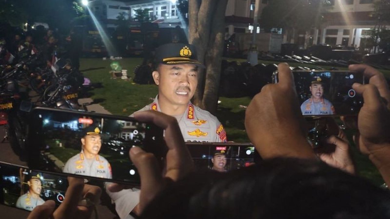 Pengamanan Sidang Hak Angket DPRD Pati di Pati, Jawa Tengah, berlangsung kondusif, namun empat orang pengunjuk rasa diamankan karena membawa benda berbahaya. Apa motif di balik aksi mereka dan bagaimana kelanjutan penyelidikannya?