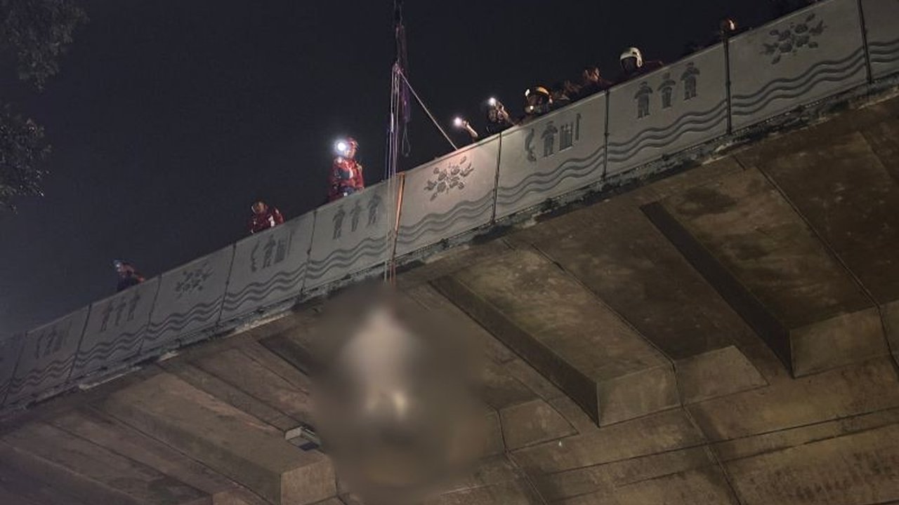Seorang pria tanpa identitas ditemukan tewas gantung diri di Flyover Pasupati Bandung pada Jumat malam. Petugas gabungan berhasil mengevakuasi jasad pria gantung diri Pasupati tersebut.