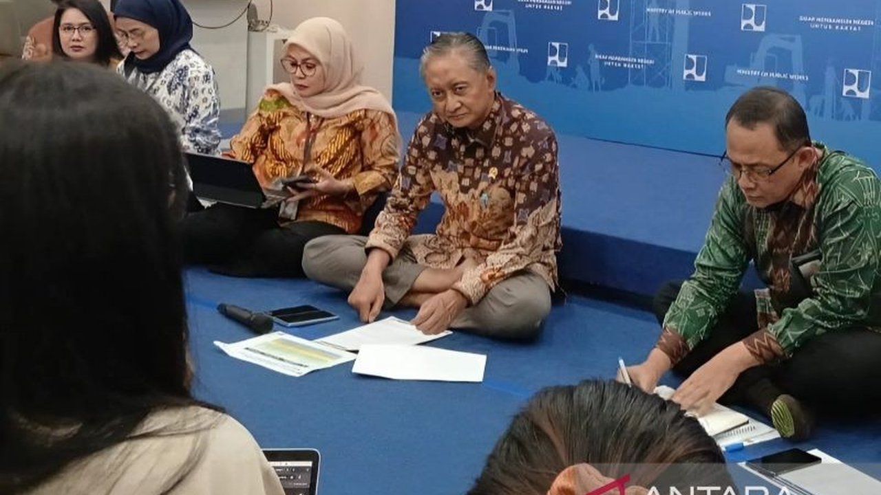 Menteri PU menargetkan proyek strategis Jalan Trans Papua Jayapura-Wamena selesai 2026. Namun, sejumlah tantangan masih membayangi penyelesaian infrastruktur vital ini.