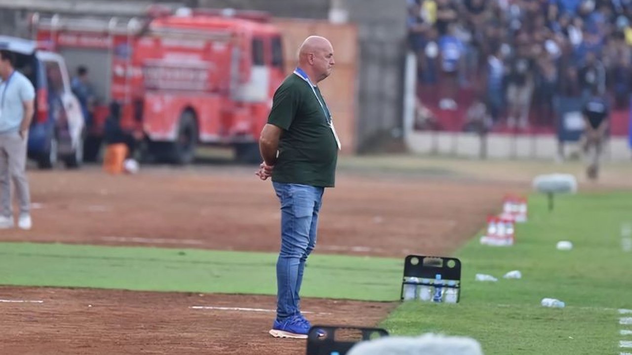 Pelatih Persib, Bojan Hodak, menyoroti tumpulnya lini depan tim usai ditahan imbang PSIM, bahkan setelah dua penalti gagal dikonversi menjadi gol. Ada apa dengan Maung Bandung?