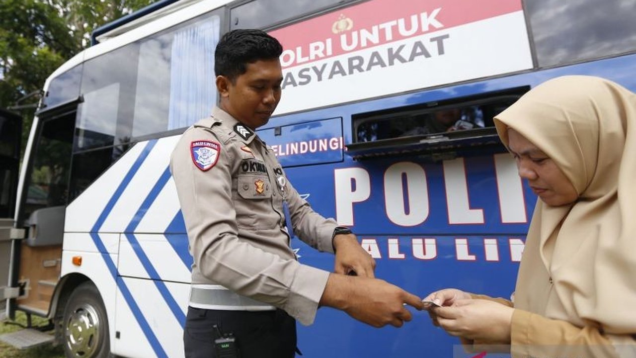 Direktorat Lalu Lintas Polda Metro Jaya membuka layanan SIM Keliling di lima lokasi strategis Jakarta pada Sabtu. Jangan lewatkan kesempatan perpanjang SIM A dan C Anda, cek lokasinya di sini!