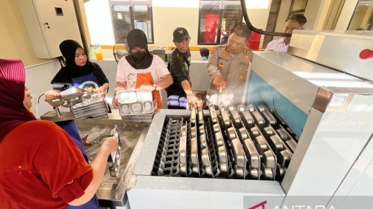 SPPG Polda Kalsel menunjukkan inovasi luar biasa dalam program Makan Bergizi Gratis (MBG), termasuk penggunaan mesin canggih untuk mencuci ompreng. Penasaran bagaimana efisiensinya?