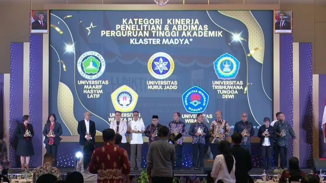 Unuja Paiton, kampus berbasis pesantren, berhasil meraih penghargaan Perguruan Tinggi Akademik Klaster Madya, menunjukkan peningkatan kinerja penelitian signifikan. Penasaran strategi mereka?