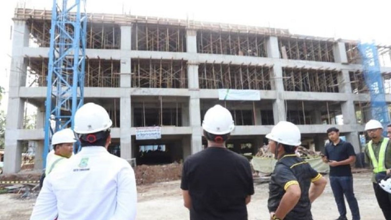 Pembangunan Gedung Parkir RSUD Tangerang enam lantai terus dikebut. Dengan progres 58 persen, akankah target rampung akhir tahun ini tercapai? Simak detailnya!