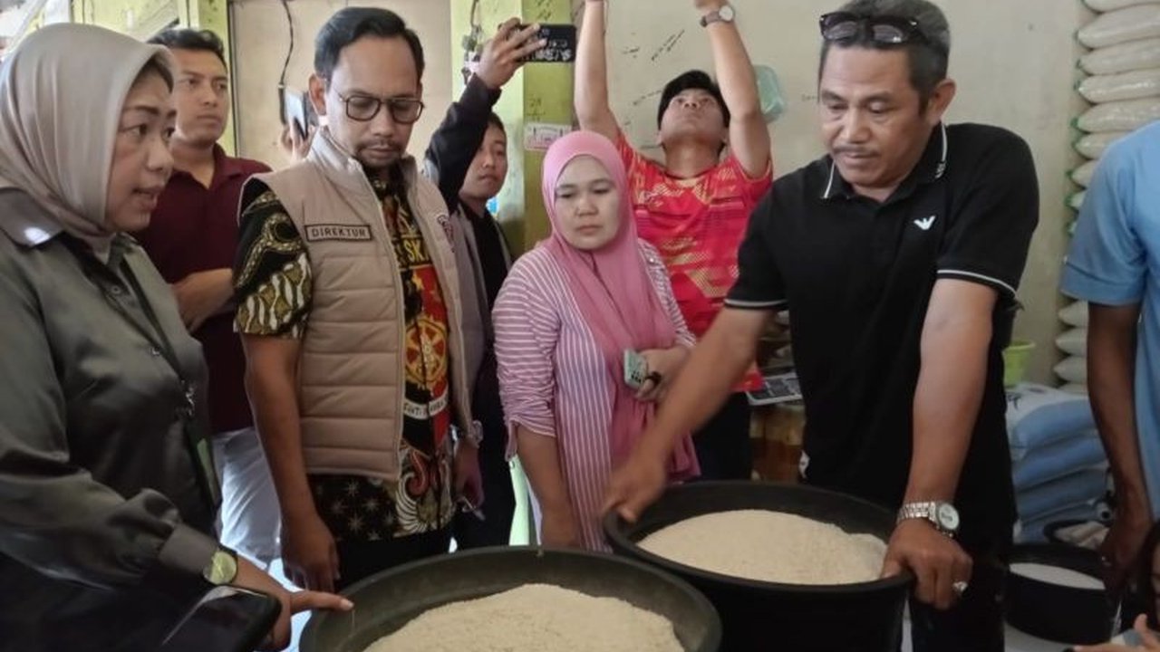 Satgas Pangan NTB melakukan sidak harga beras di Lombok Timur untuk memastikan kestabilan harga. Meskipun terpantau sesuai HET, tim menemukan beras tanpa label yang jelas. Apa tindakan selanjutnya?