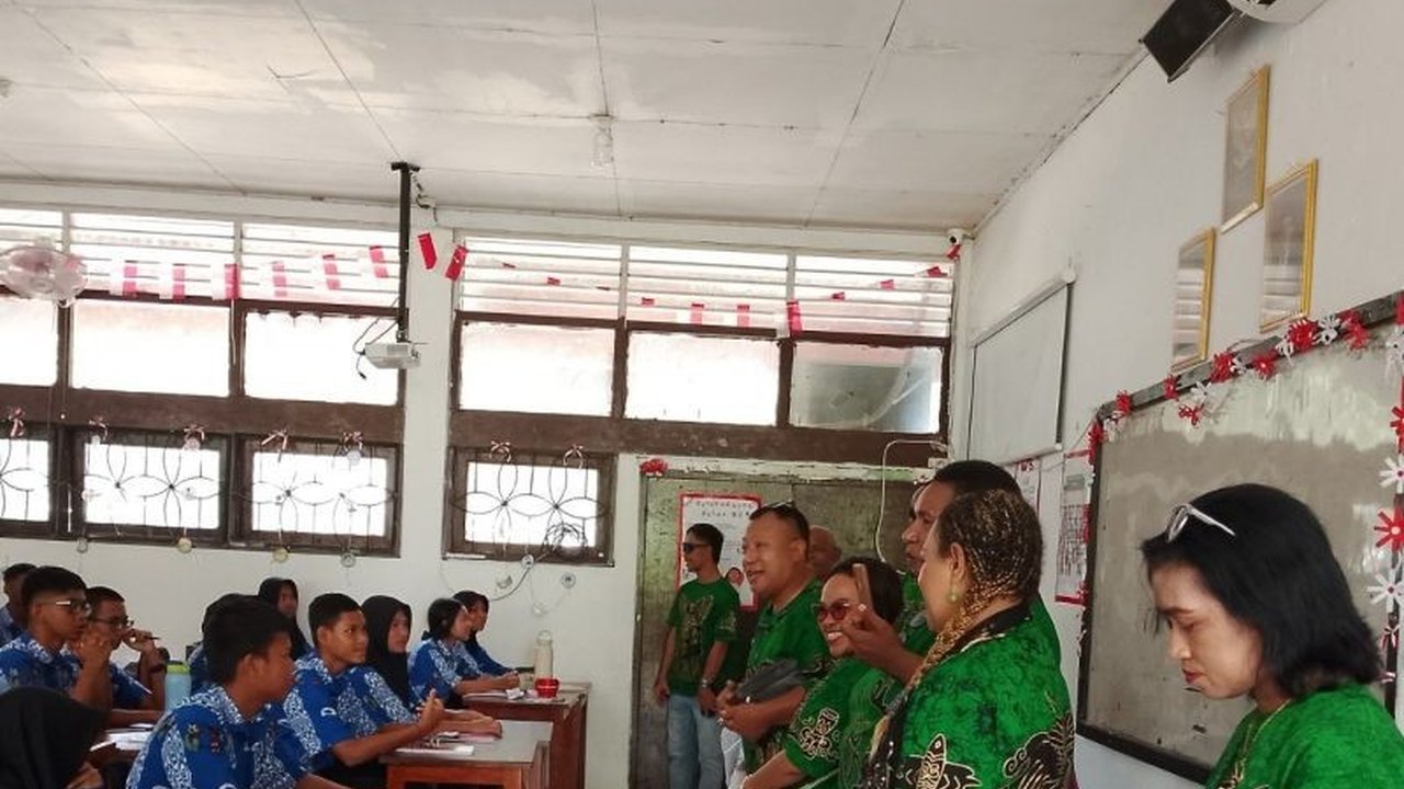 Papua adalah rumah bagi 428 Bahasa Ibu, menjadikannya wilayah dengan keragaman linguistik tertinggi di Indonesia. Namun, banyak di antaranya terancam punah, memicu desakan pelestarian.
