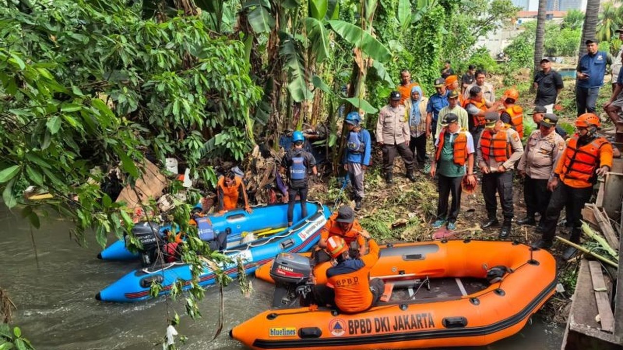 Kepolisian dan tim SAR terus melakukan pencarian intensif terhadap seorang anak hilang Kali Mampang berinisial A (16) yang menghilang sejak Rabu sore, memicu rasa penasaran publik.