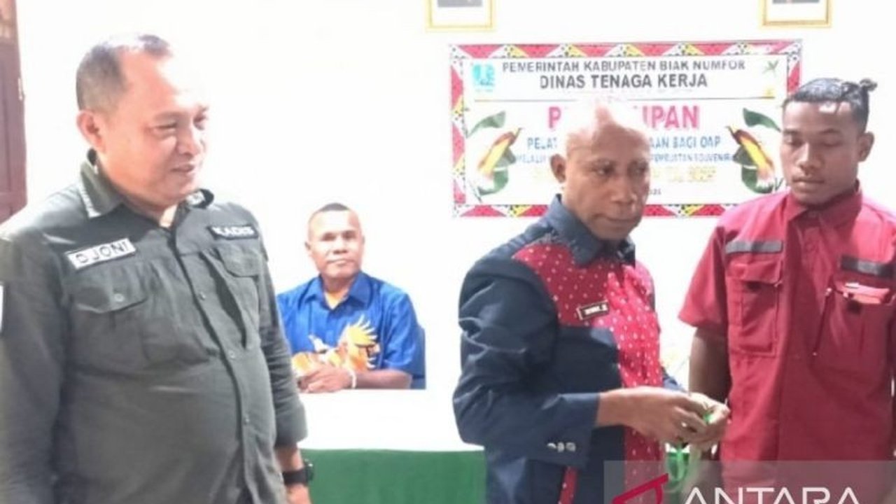 Pemerintah Kabupaten Biak Numfor sukses melatih warga asli Papua membuat Kerajinan Suvenir Papua dari tempurung kelapa. Inisiatif ini tingkatkan ekonomi kreatif dan kurangi pengangguran.
