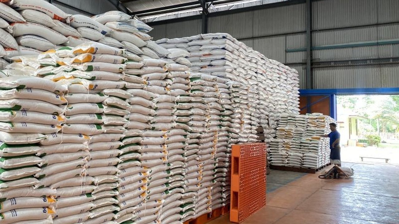 Perum Bulog Cabang Batam mulai menyalurkan Bantuan Pangan Bulog Batam berupa beras dan minyak goreng untuk 43.219 keluarga. Penyaluran ini mencakup alokasi dua bulan, bagaimana rinciannya?