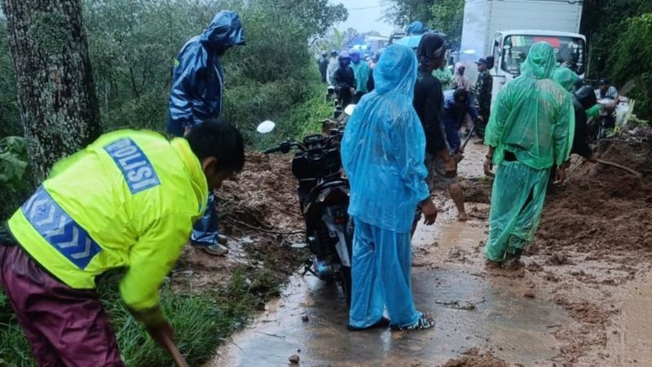 Jalur Selatan Garut yang sempat lumpuh akibat longsor kini sudah dapat dilintasi kembali. Simak upaya cepat petugas gabungan dalam memulihkan akses vital ini!