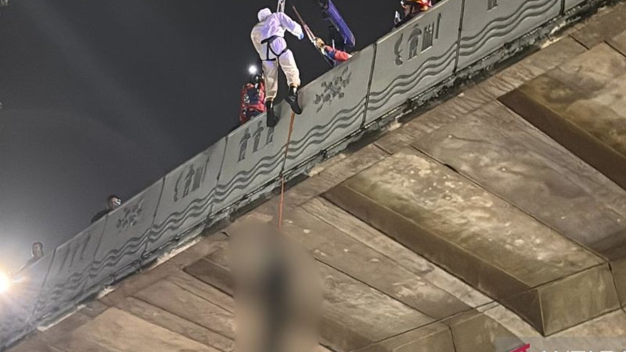 Kepolisian berhasil mengidentifikasi pria yang ditemukan gantung diri di Flyover Pasupati Bandung sebagai KW (19), dengan sepeda motor Yamaha Aerox miliknya turut ditemukan di lokasi kejadian, memicu pertanyaan lebih lanjut.