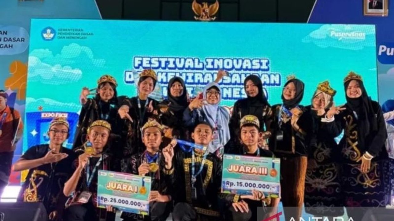 Dua sekolah dari Kalimantan Timur menunjukkan taringnya di kancah nasional. Simak bagaimana inovasi siswa Kaltim berhasil meraih juara 1 dan 3 di Festival Inovasi dan Kewirausahaan Siswa Indonesia (FIKSI) 2025!