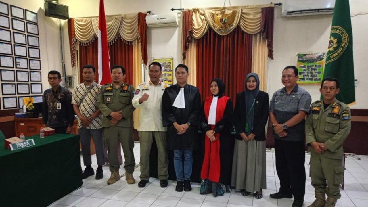 Satpol PP Kota Cirebon secara tegas memberlakukan Denda KTR Cirebon bagi pelanggar Perda Kawasan Tanpa Rokok. Ketahui besaran denda dan dampaknya pada kesadaran warga.