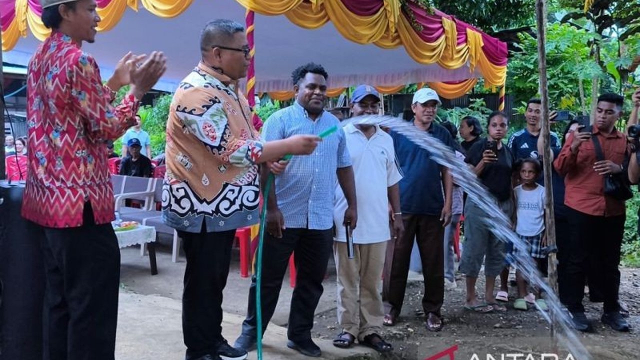 Pemerintah Kabupaten Manokwari menjawab krisis air bersih Sowi Gunung dengan membangun sumur bor. Sebelumnya, warga harus merogoh kocek dalam, kini mereka bisa bernapas lega.
