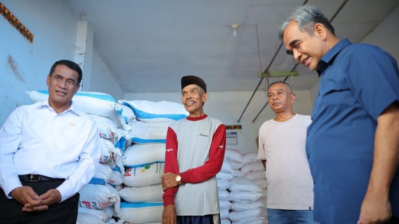 Ketua MPR dan Mentan sidak kios di Jember, memastikan harga pupuk subsidi turun 20 persen. Kebijakan ini disambut gembira petani, mampukah dorong swasembada pangan?