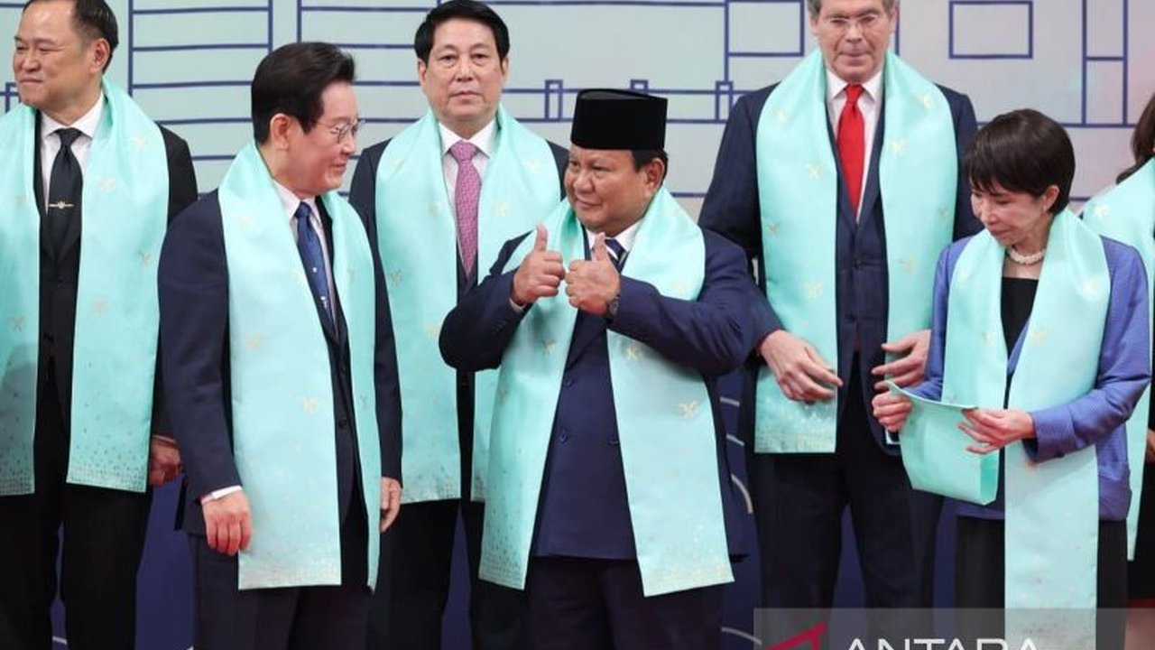 Presiden Prabowo Subianto mengungkapkan Indonesia diperkirakan merugi hingga 8 miliar dolar AS setiap tahun akibat Kerugian Judi Online. Temukan bagaimana pemerintah berupaya mengatasi dampak ekonomi serius ini.