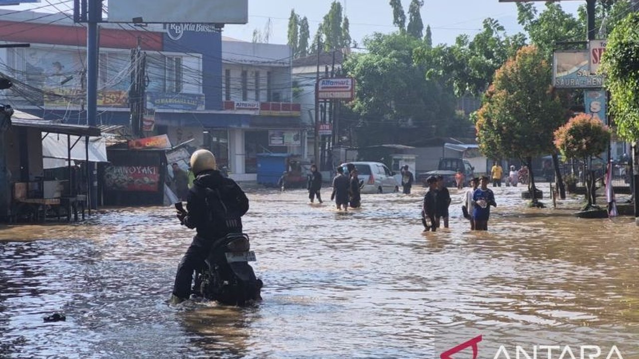 Banjir setinggi 1 meter genangi Dayeuhkolot Bandung, memaksa polisi rekayasa lalu lintas dan mengalihkan kendaraan. Ketahui dampaknya pada 5 kecamatan lain di sini!