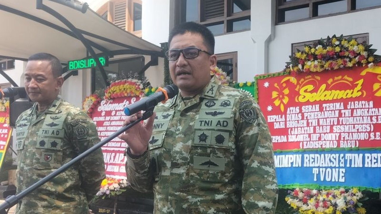 Kolonel Donny Pramono, mantan prajurit Kopassus selama 19 tahun, kini resmi menjabat sebagai Kadispenad. Simak perjalanan karirnya yang menarik dan tugas barunya!