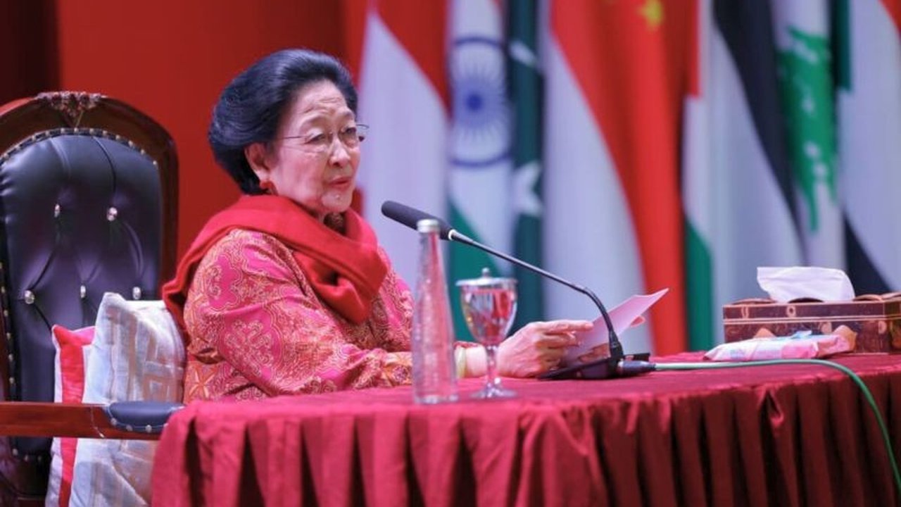 Megawati Soekarnoputri berziarah ke makam Bung Karno dan membuka seminar internasional peringatan 70 Tahun KAA di Blitar, menegaskan kembali relevansi semangat Asia-Afrika.