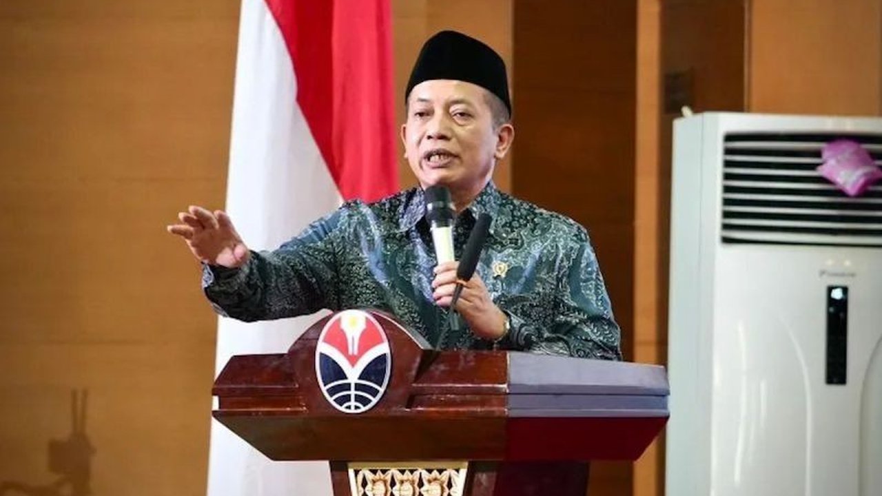 Menteri Koperasi Ferry Juliantono yakin Kopdes Merah Putih menjadi solusi ampuh hadang ekspansi ritel modern, kembalikan perputaran uang desa ke tangan warga. Simak detail programnya!