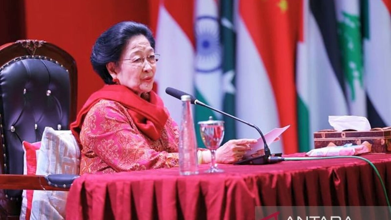 Megawati Soekarnoputri berziarah ke makam Bung Karno dan membuka seminar internasional peringatan 70 Tahun KAA di Blitar, menegaskan kembali relevansi semangat Asia-Afrika.