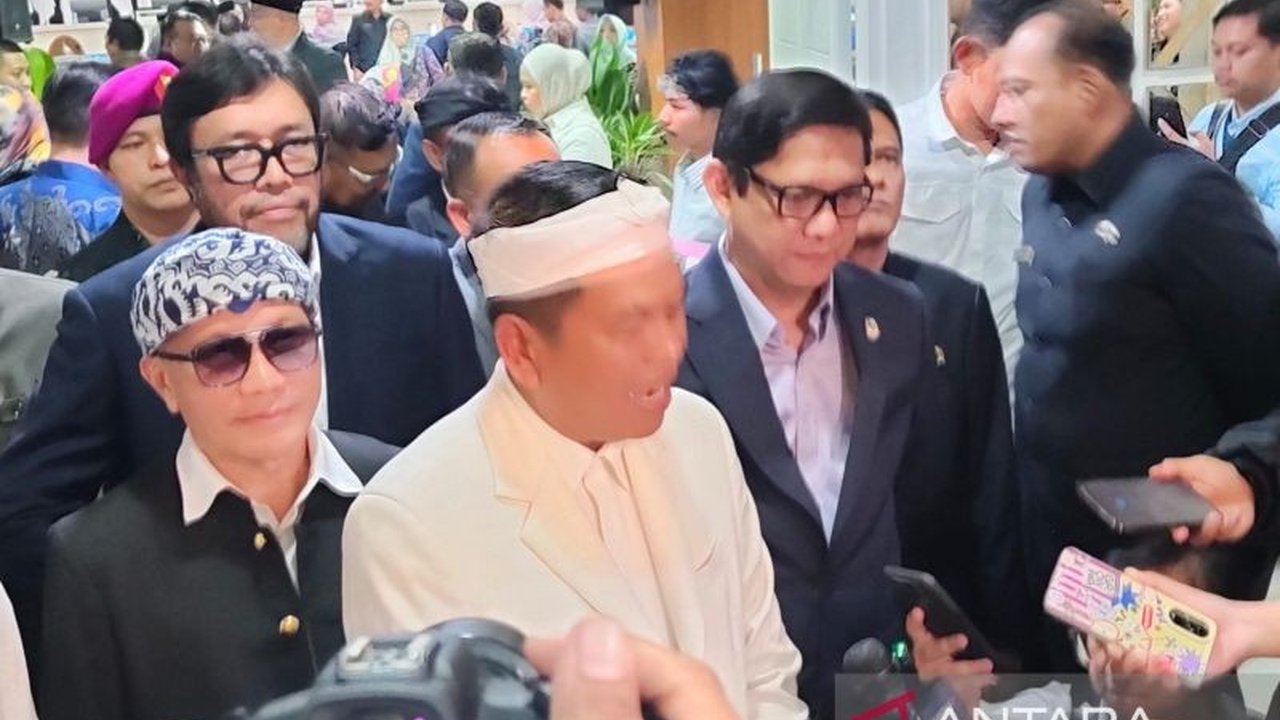 Gubernur Dedi Mulyadi mengungkap APBD Jabar 2026 diproyeksikan hanya Rp28 triliun, turun signifikan akibat penundaan transfer pusat. Apa dampaknya bagi pembangunan Jawa Barat?
