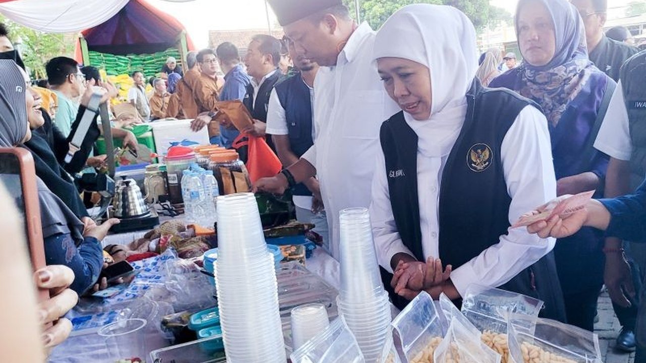 Pemerintah Provinsi Jawa Timur (Jatim) secara masif menggelar Pasar Murah Jatim di berbagai daerah untuk mengendalikan inflasi dan menjaga stabilisasi harga kebutuhan pokok, membuat masyarakat penasaran dengan dampak positifnya.
