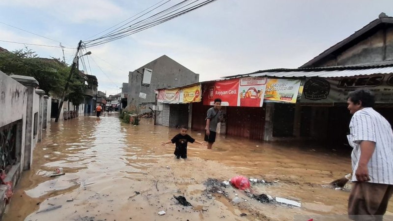 BPBD Kabupaten Bekasi tangani Banjir Bekasi di tujuh kecamatan akibat luapan Kali Cikarang. Ketinggian air bervariasi, warga mengeluh sudah sering terjadi.