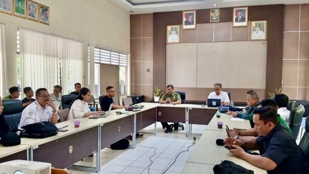 Dishut Kalsel meningkatkan kapasitas Polhut dalam pemetaan kawasan hutan guna pelestarian alam. Sosialisasi ini mengungkap pentingnya dasar hukum dan penanganan isu RTH serta permukiman di hutan. Simak selengkapnya!