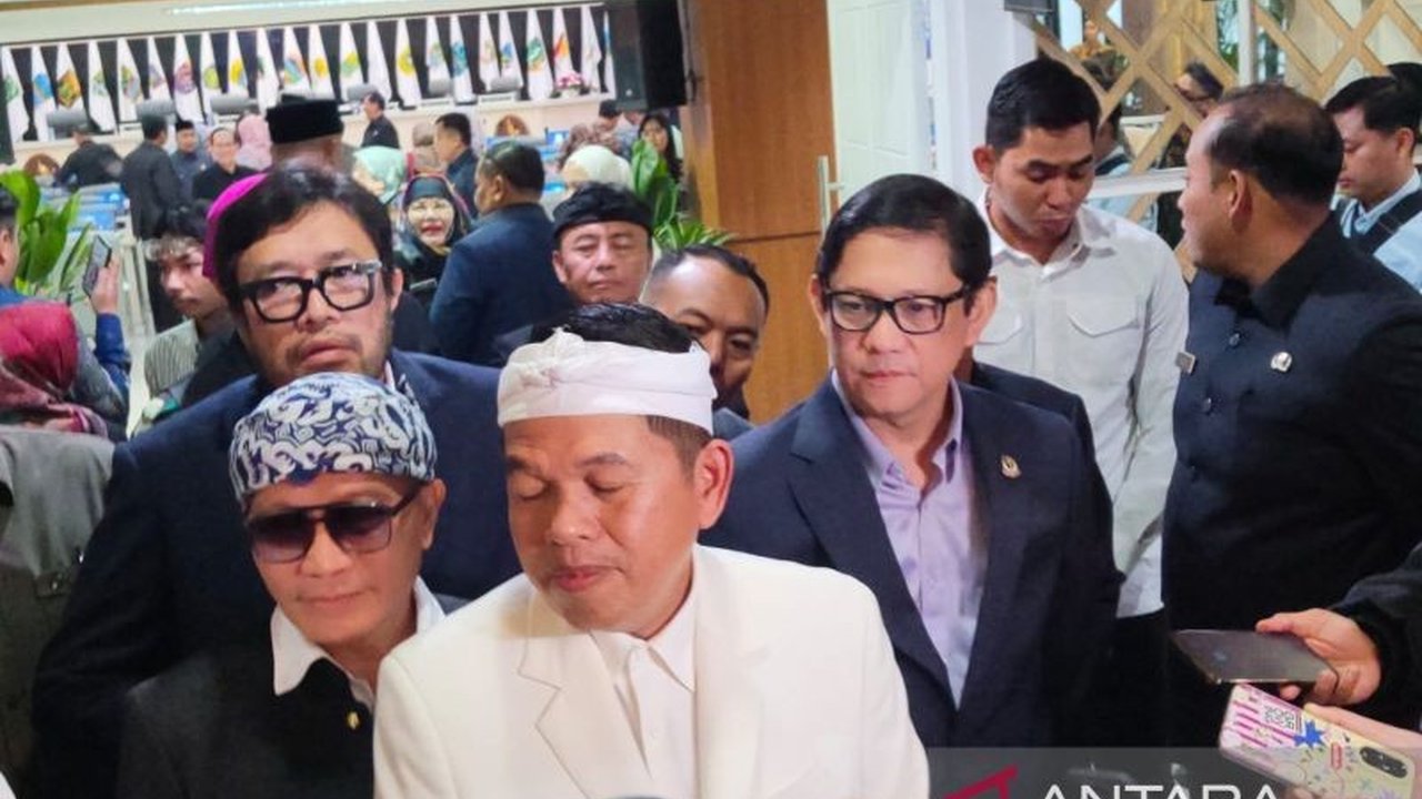Gubernur Dedi Mulyadi umumkan **penghematan operasional Pemprov Jabar** di 2026 karena APBD turun jadi Rp28 triliun. Apa saja langkahnya, termasuk WFH, demi kepentingan publik?
