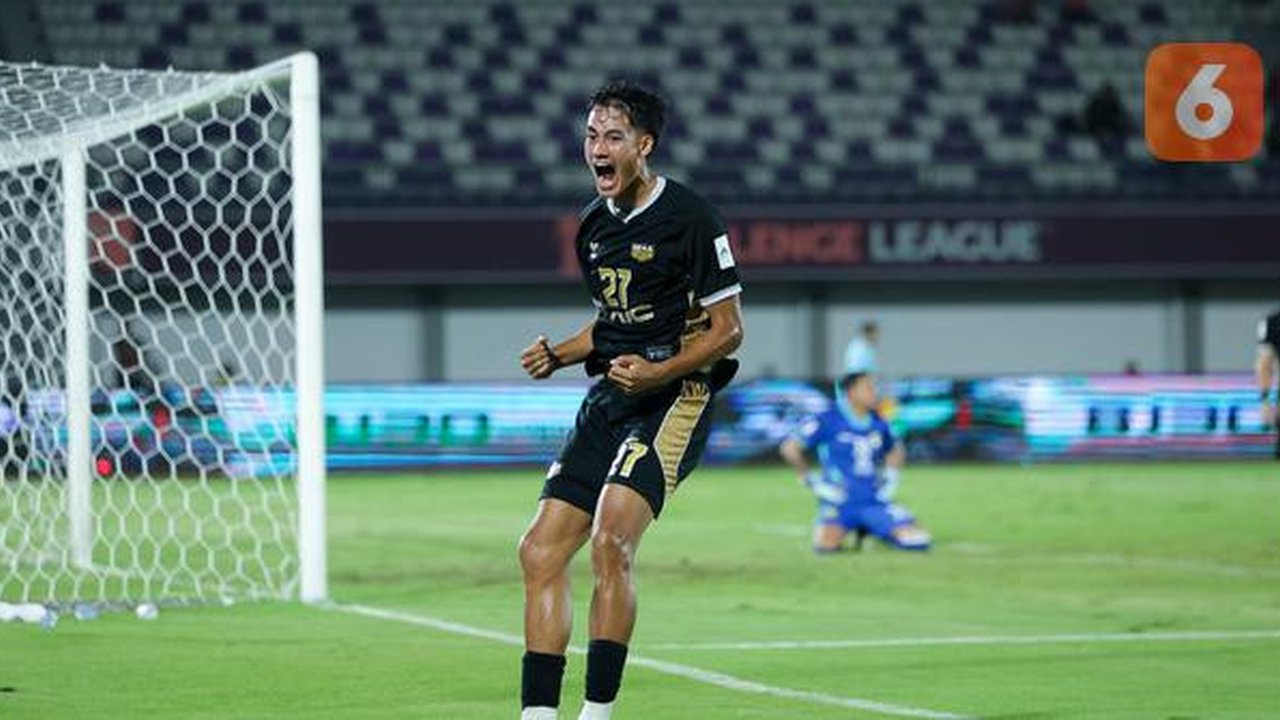Ekspresi emosional Rafael Struick usai mencetak gol pertamanya untuk Dewa United. Tembakan terukur Struick membobol gawang klub Myanmar, Shan United dalam laga terakhir AFC Challenge League 2