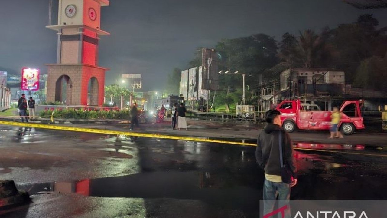 Polres Cianjur menutup total Jalur Perintis Kemerdekaan setelah insiden Kebakaran Cianjur hebat yang dipicu truk tangki BBM terguling. Simak detail pengalihan arus lalu lintas dan kapan jalur akan dibuka kembali.