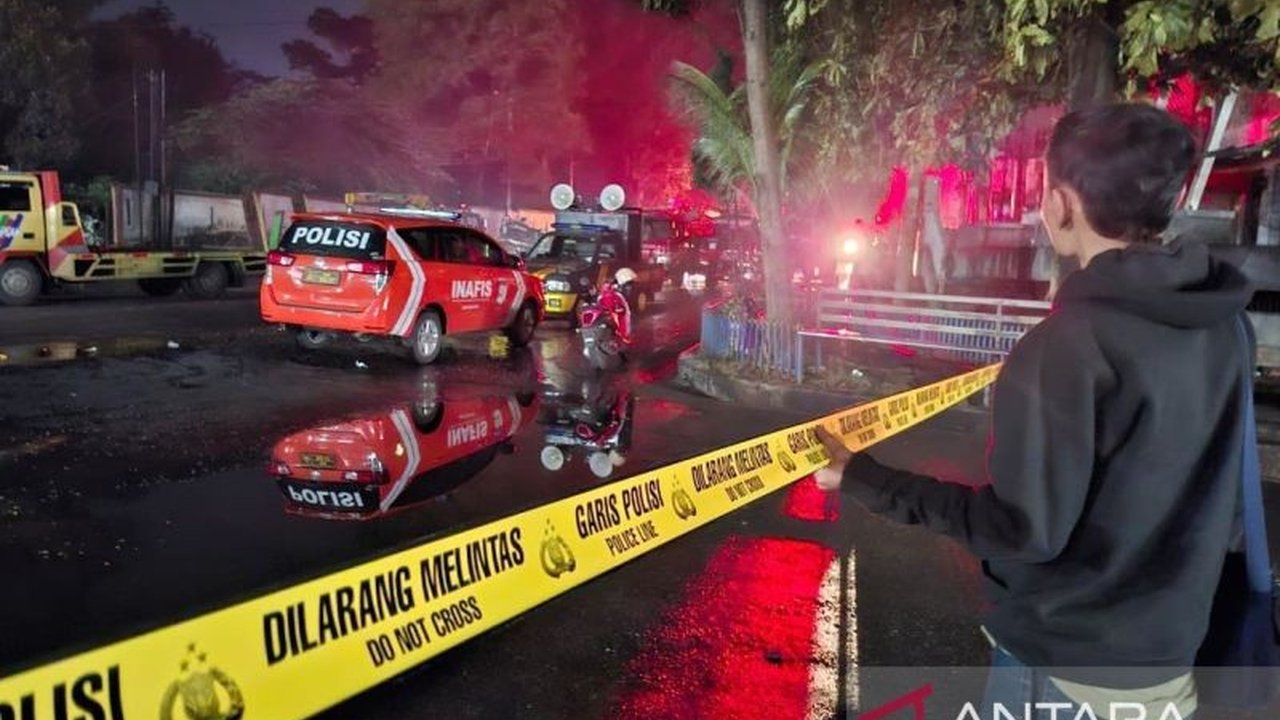 Polres Cianjur terus mendalami penyebab kebakaran truk tangki BBM yang melanda Jalan Perintis Kemerdekaan, menghanguskan 9 bangunan dan 7 kendaraan. Apa pemicu percikan api misterius itu?