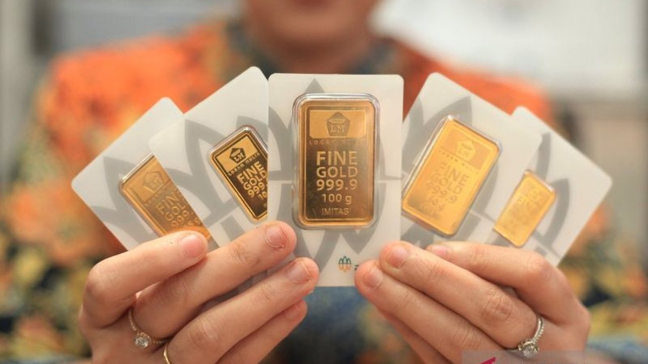 Harga Emas Antam terus melonjak, kini mencapai Rp2.407.000 per gram setelah kenaikan signifikan sejak 11 Oktober, memicu pertanyaan tentang tren investasi.