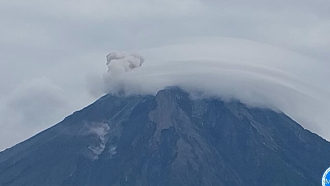 Gunung Semeru di Lumajang tercatat mengalami delapan kali Erupsi Gunung Semeru dalam sehari, dengan kolom letusan mencapai 800 meter. Simak detail kronologi dan imbauan PVMBG terkait aktivitas vulkanik ini.