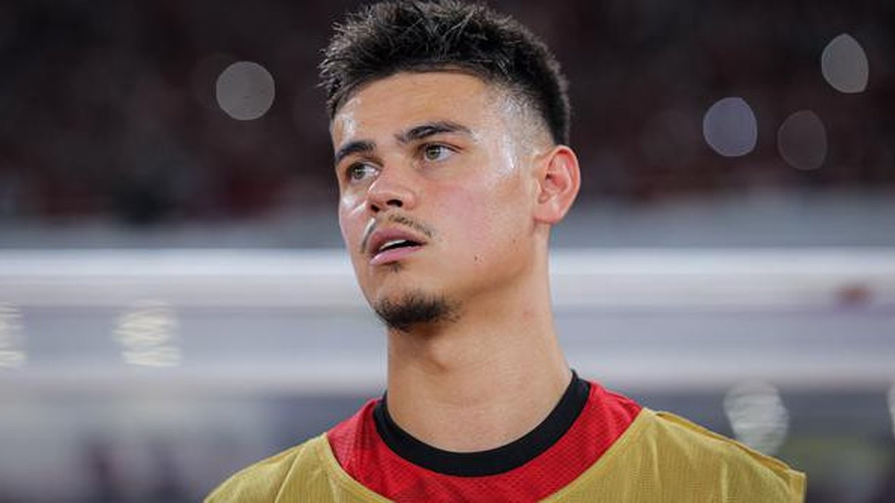 Ekspresi pemain Timnas Indonesia, Mees Hilgers, saat laga melawan China dalam laga Kualifikasi Piala Dunia 2026 zona Asia di Stadion Utama Gelora Bung Karno (SUGBK), Jakarta, Kamis (5/6/20