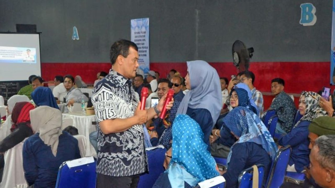 Gubernur Jawa Tengah, Ahmad Luthfi, mengizinkan penggunaan aset Pemprov Jateng untuk gerai dan pembinaan UMKM. Langkah ini diharapkan mampu memperkuat UMKM sebagai tulang punggung ekonomi daerah dan nasional.