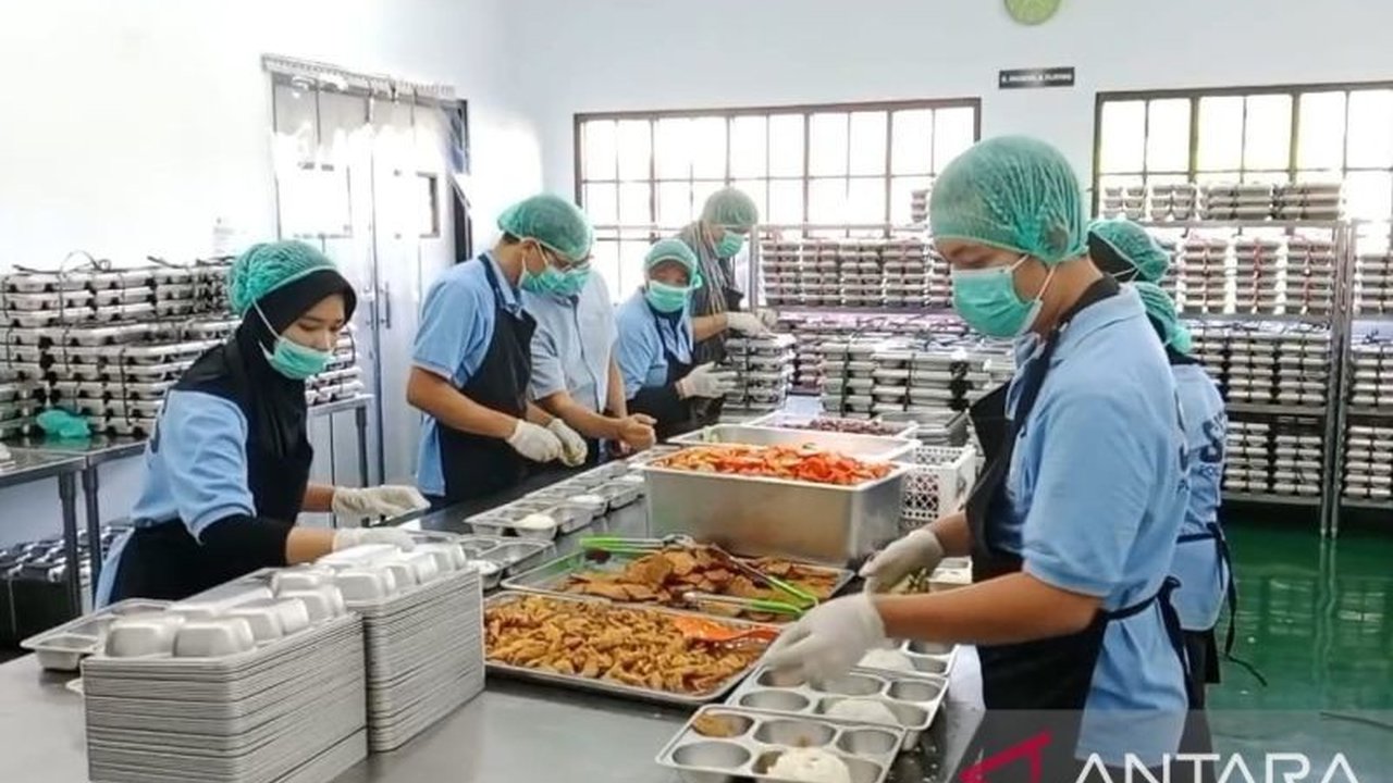 Satuan Pelayanan Pemenuhan Gizi (SPPG) Polri Polda Kepulauan Babel memastikan kualitas Makanan Bergizi Gratis (MBG) yang disalurkan ke lima sekolah di Pangkalpinang melalui SOP ketat, menjamin nutrisi dan kebersihan.