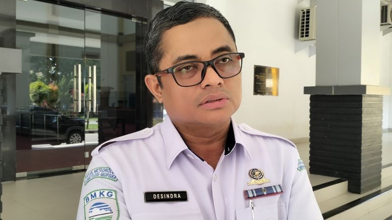 BMKG Minangkabau jelaskan fenomena Anomali Cuaca Sumbar yang menyebabkan suhu panas berkepanjangan meski telah memasuki musim penghujan. Simak penyebab dan perkiraannya!