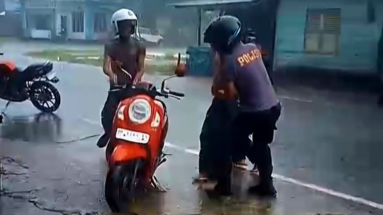 Polres Natuna berhasil mengamankan seorang pria yang membawa sajam dan meresahkan warga di Bunguran Timur. Penangkapan pria bawa sajam Natuna ini terjadi setelah pencarian intensif.