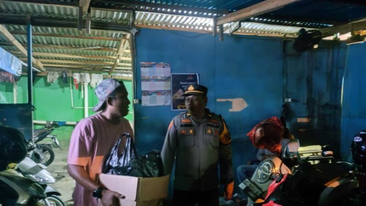 Polres Ternate berhasil menyita ratusan kantong minuman beralkohol ilegal jenis Cap Tikus tanpa pemilik di Pelabuhan Dufa-Dufa. Penasaran bagaimana polisi menemukannya?