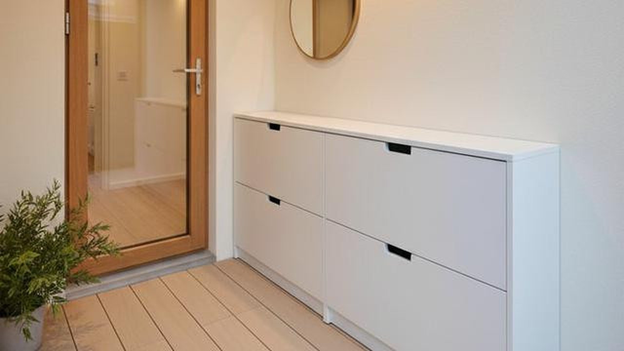 Desain Teras Rumah Sempit tapi Muat Rak Sepatu (created by AI)