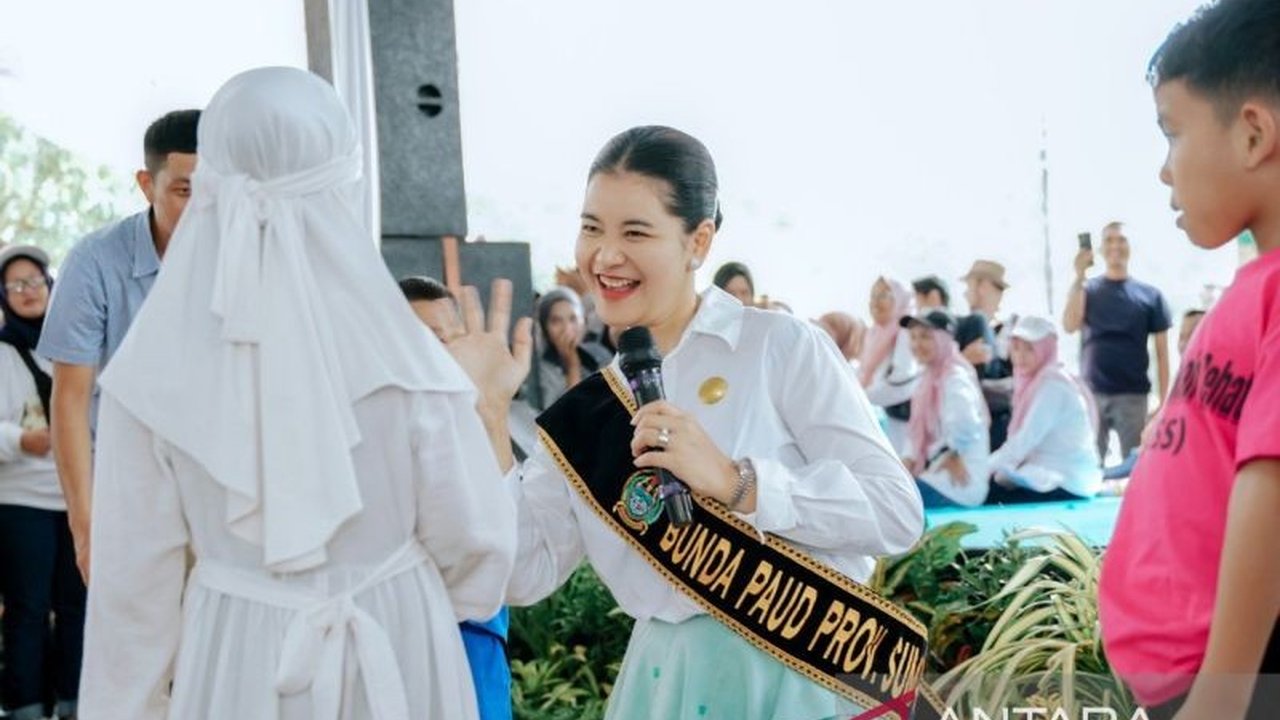 Bunda PAUD Sumut, Kahiyang Ayu, mengajak ribuan anak PAUD mengamalkan Tujuh Kebiasaan Anak Indonesia Hebat demi membentuk generasi disiplin, sehat, dan berkarakter.