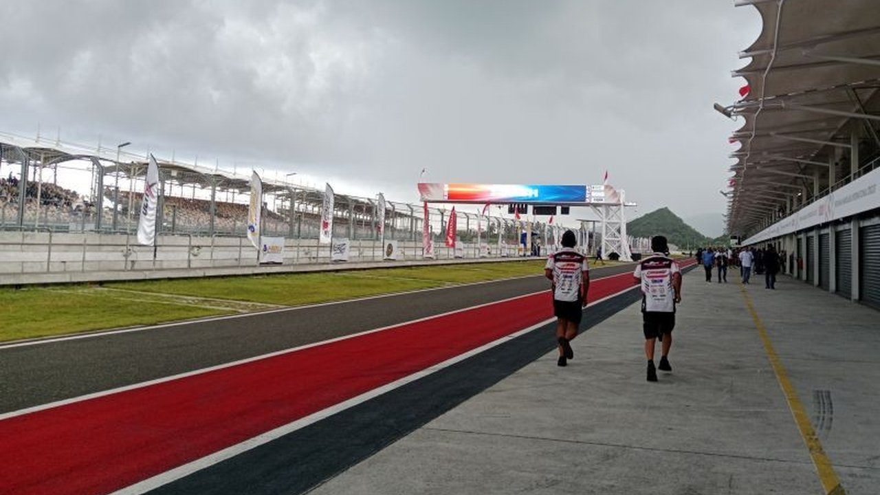 Arai Agaska, pembalap muda NTB, sukses mengunci juara umum National Sport 250cc MRS Mandalika meski finis keempat. Bagaimana ia bisa meraih gelar bergengsi ini?