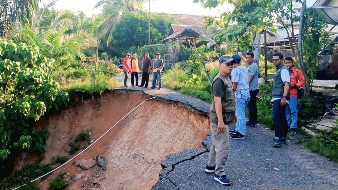 BPBD OKU menargetkan pembangunan talud di jalan longsor Desa Peninjauan mulai 2026. Simak alasan di balik rencana vital Pembangunan Talud BPBD OKU ini yang krusial untuk keselamatan warga.