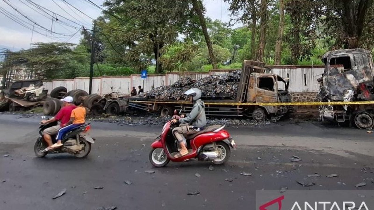 Jalan utama Cianjur kembali dibuka setelah ditutup akibat kebakaran hebat. Meski Jalan Cianjur Dibuka, pengendara diimbau waspada karena sisa-sisa BBM masih berceceran.