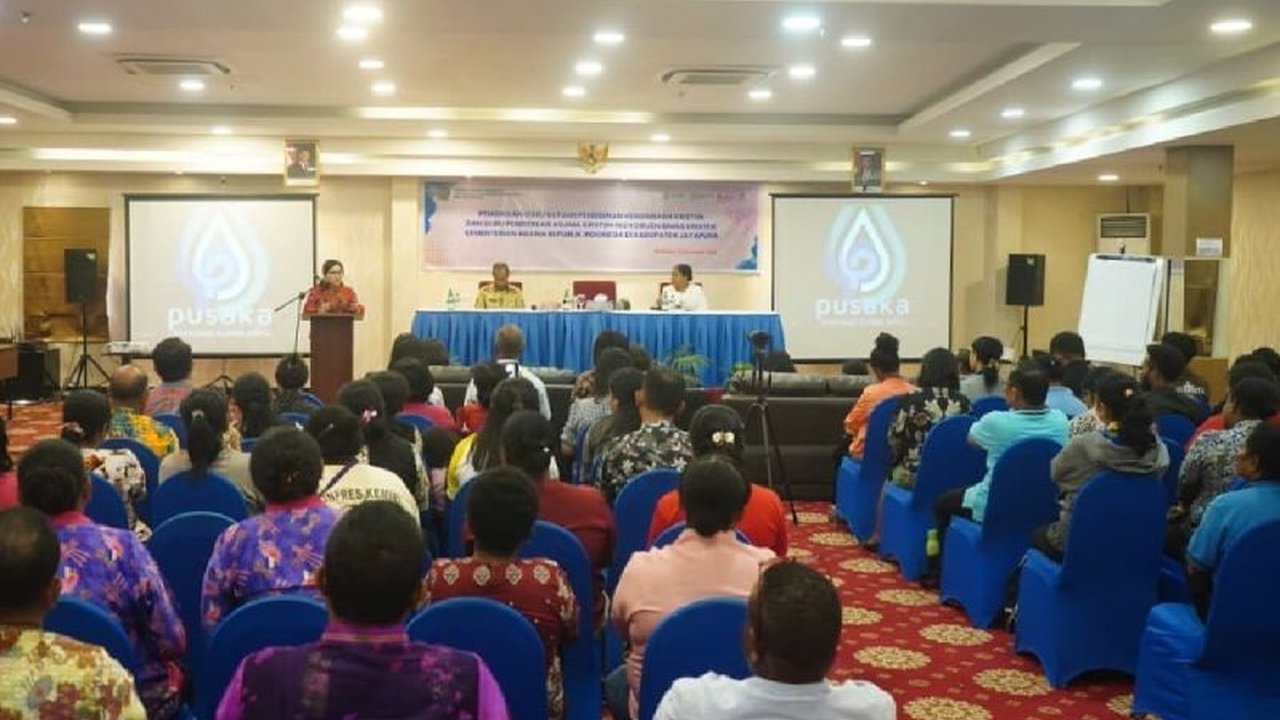 Kementerian Agama RI mendorong Guru Agama Papua menanamkan semangat cinta dalam pendidikan. Ini bukan hanya soal cerdas intelektual, tapi juga berempati dan berakhlak baik. Mengapa ini penting?