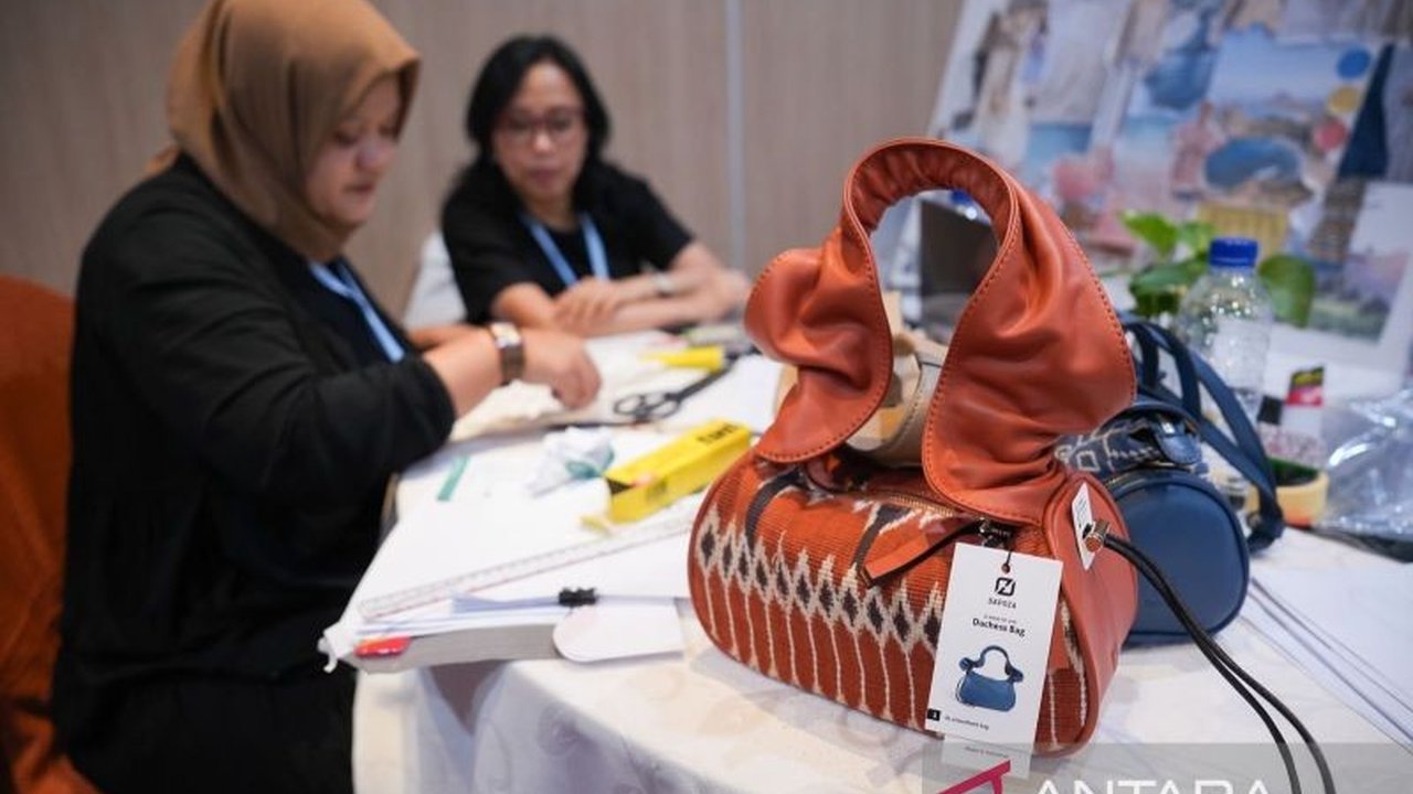 Kementerian Ekonomi Kreatif (Kemenekraf) sukses menggelar Bootcamp Fesyen Kemenekraf di Bogor, mengakselerasi 10 pegiat fesyen terpilih agar produk lokal siap bersaing di pasar global. Simak detailnya!